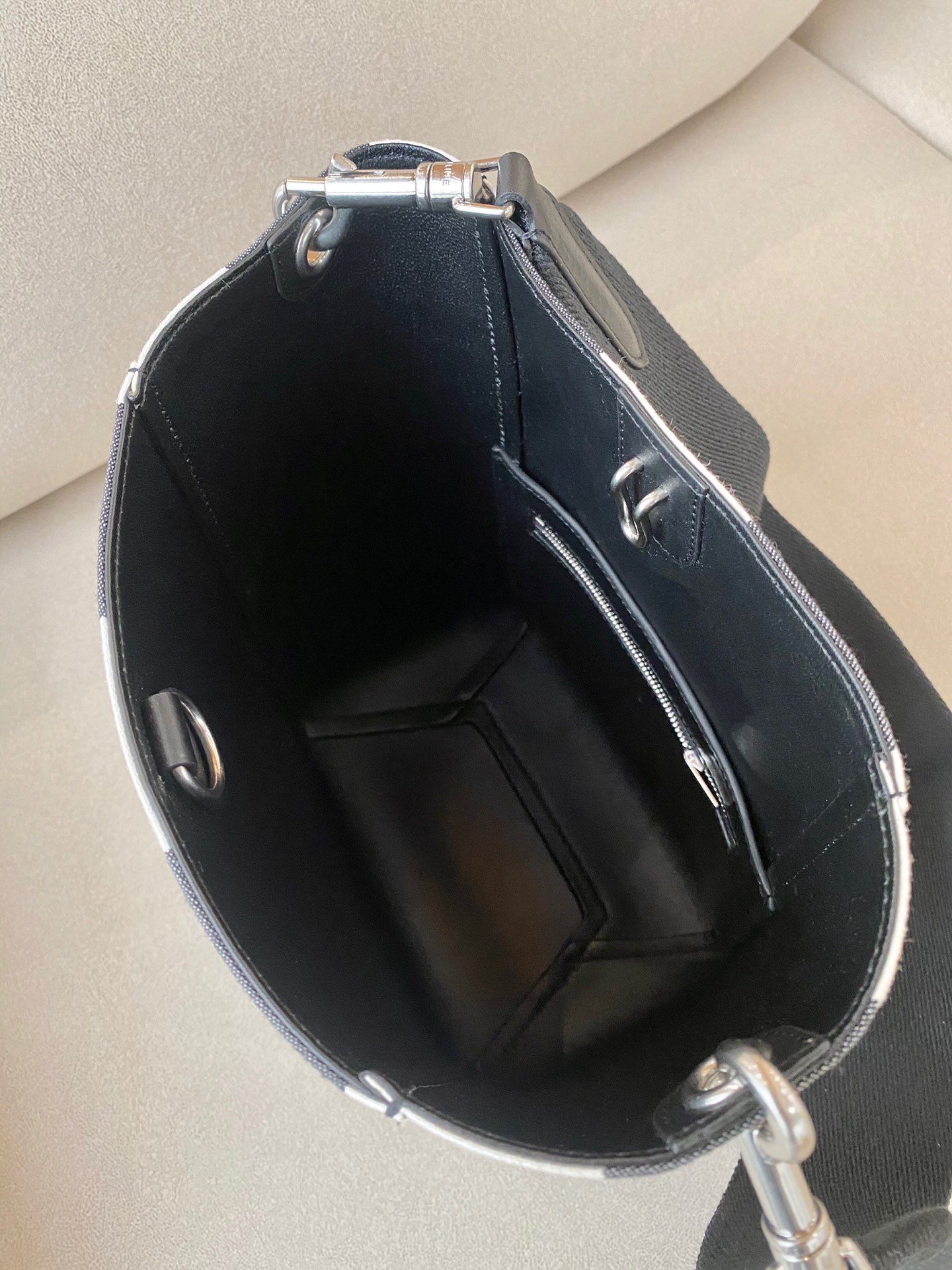 𝐂𝐞𝐥𝐢𝐧𝐞 SANGLE BUCKET Small wide striped fabric bucket bag