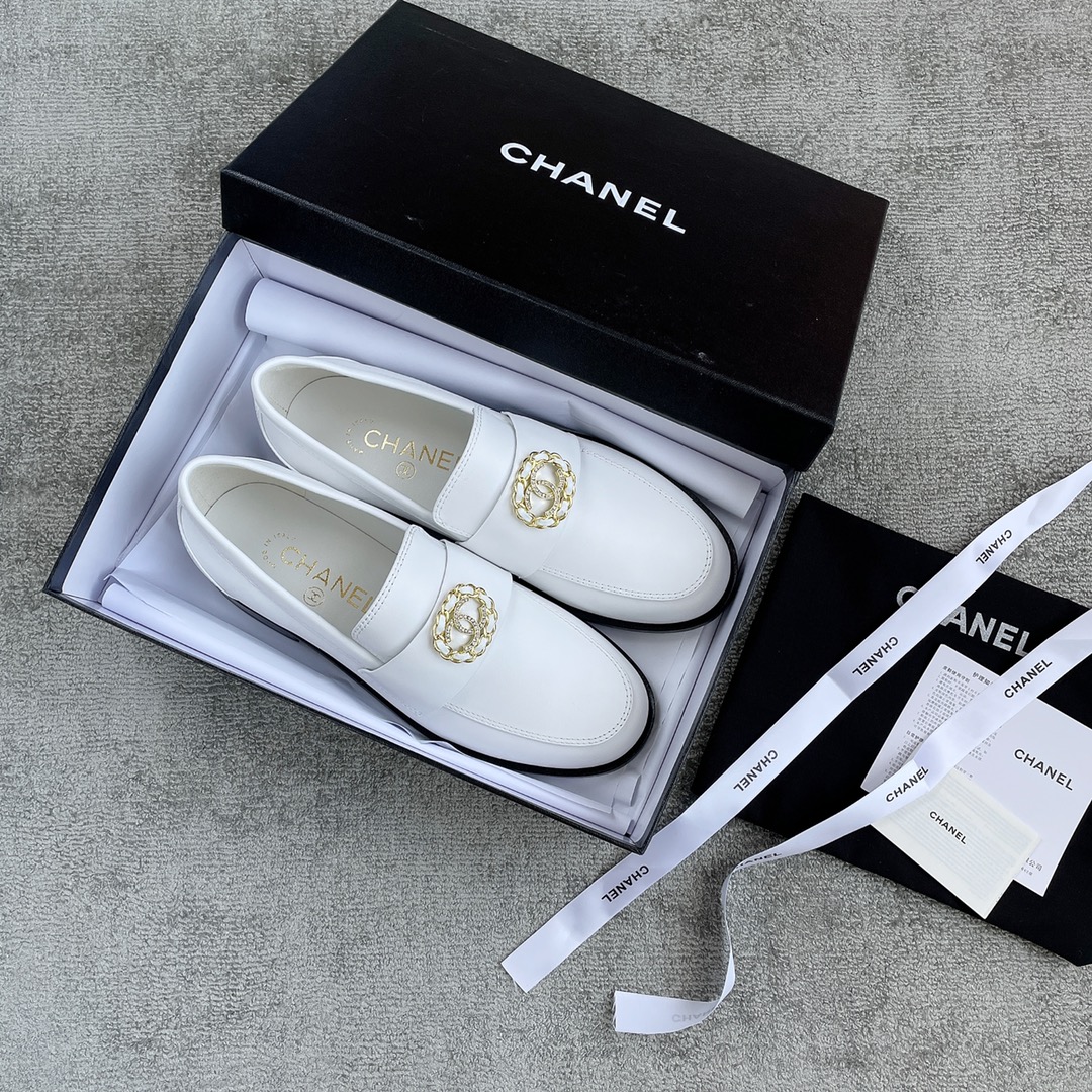 CHANEL Louboutins Simple small single shoes Lace-shaped round Logo leather outsole