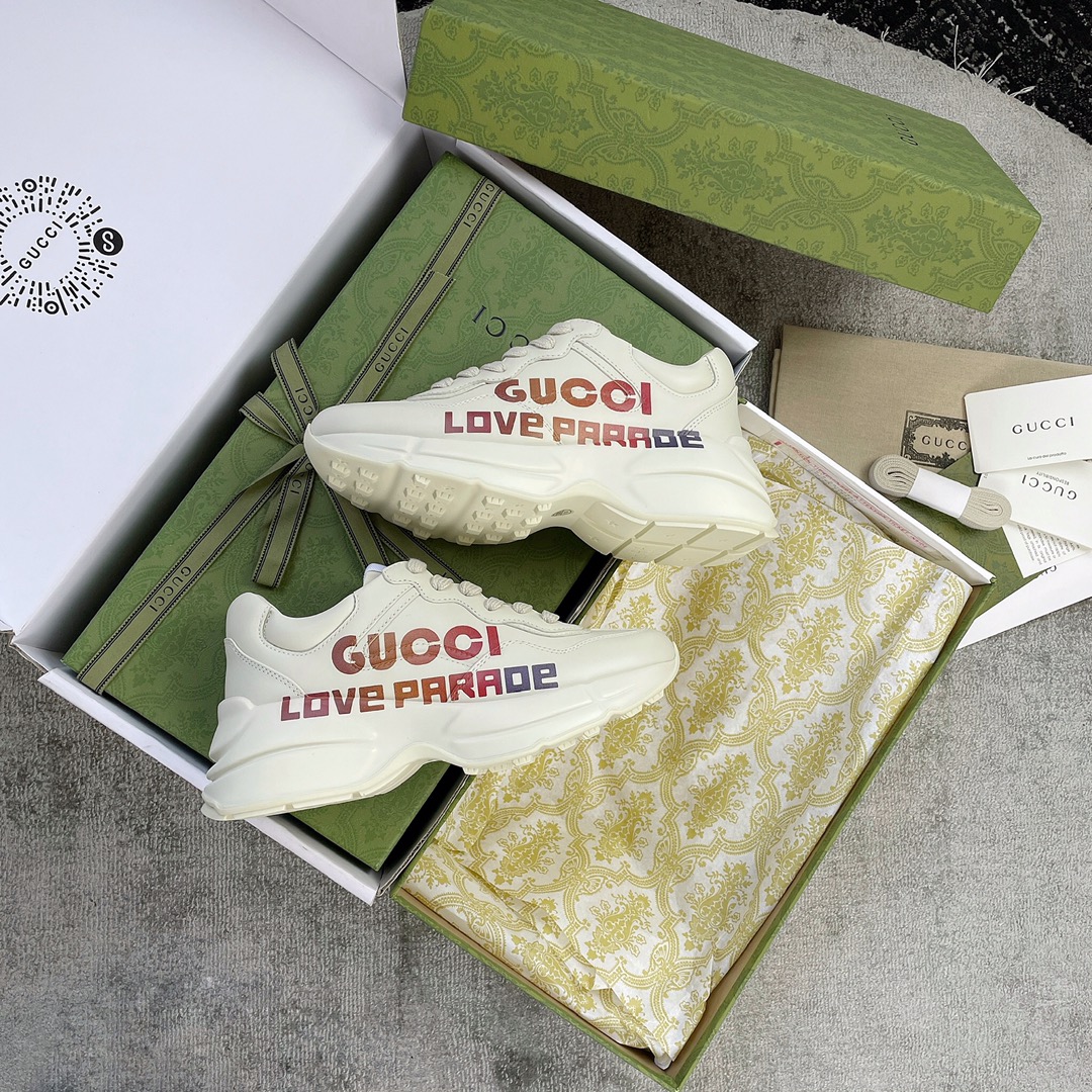 Gucci Pops This collection has a lot of flora and fauna elements Original material