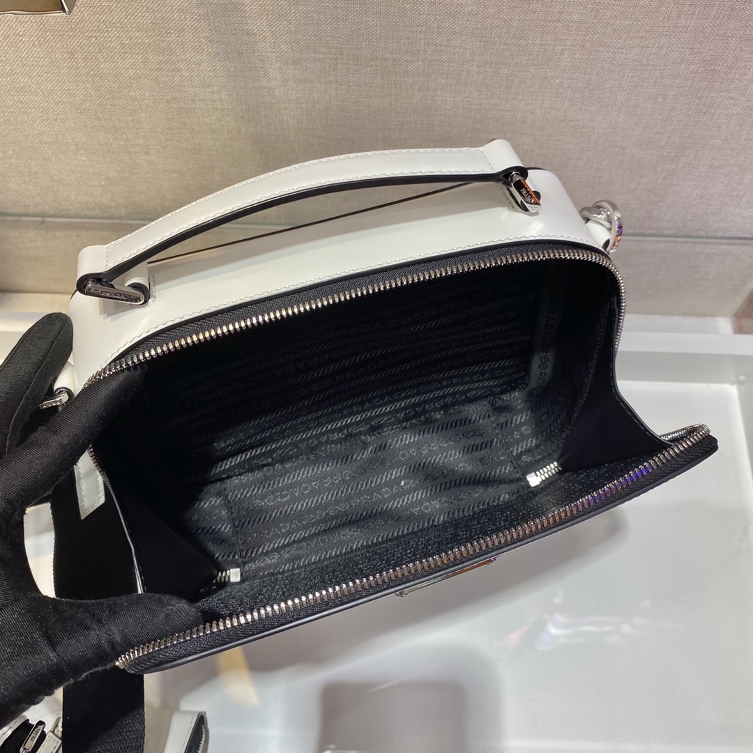 𝐏𝐑𝐀𝐃𝐀 New camera bag 2VH069