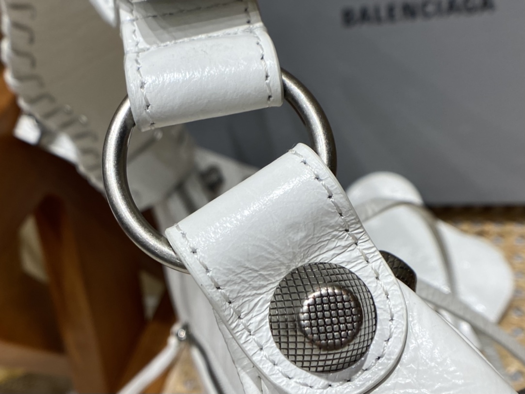 BALENCIAGA 𝐋𝐞 𝐂𝐚𝐠𝐨𝐥𝐞 Moon Bag