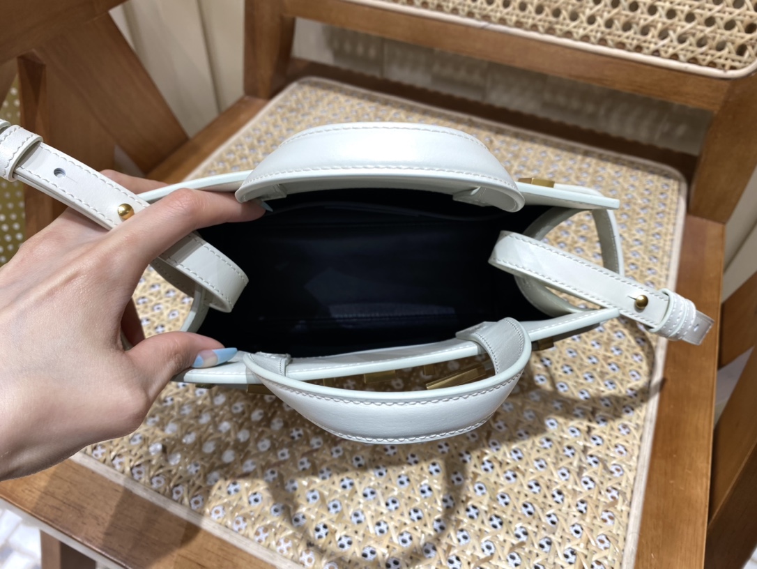 SAINT LAURENT 𝑴𝑨𝑵𝑯𝑨𝑻𝑻𝑨𝑵 𝑵𝑨𝑵𝑶#593741