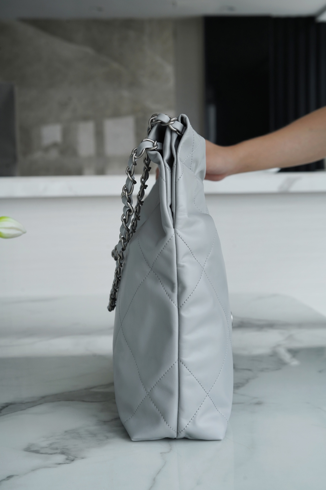 𝗖𝗛𝗔𝗘𝗡𝗟✦𝟐𝟐𝗣Spring/Summer New 𝟐𝟐Handbag Gray Silver Buckle Small 🐘