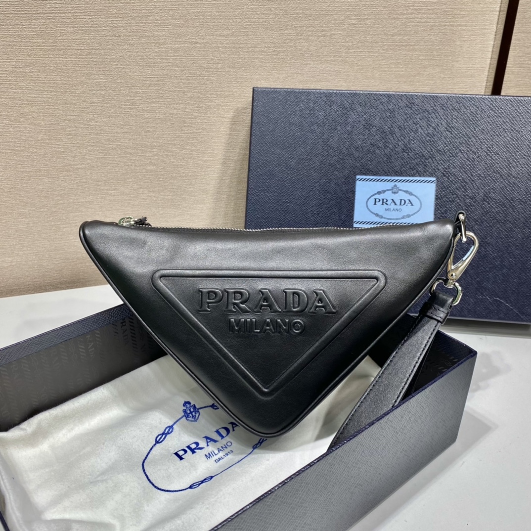 𝐏𝐑𝐀𝐃𝐀 Triangle Handbag 1NE039