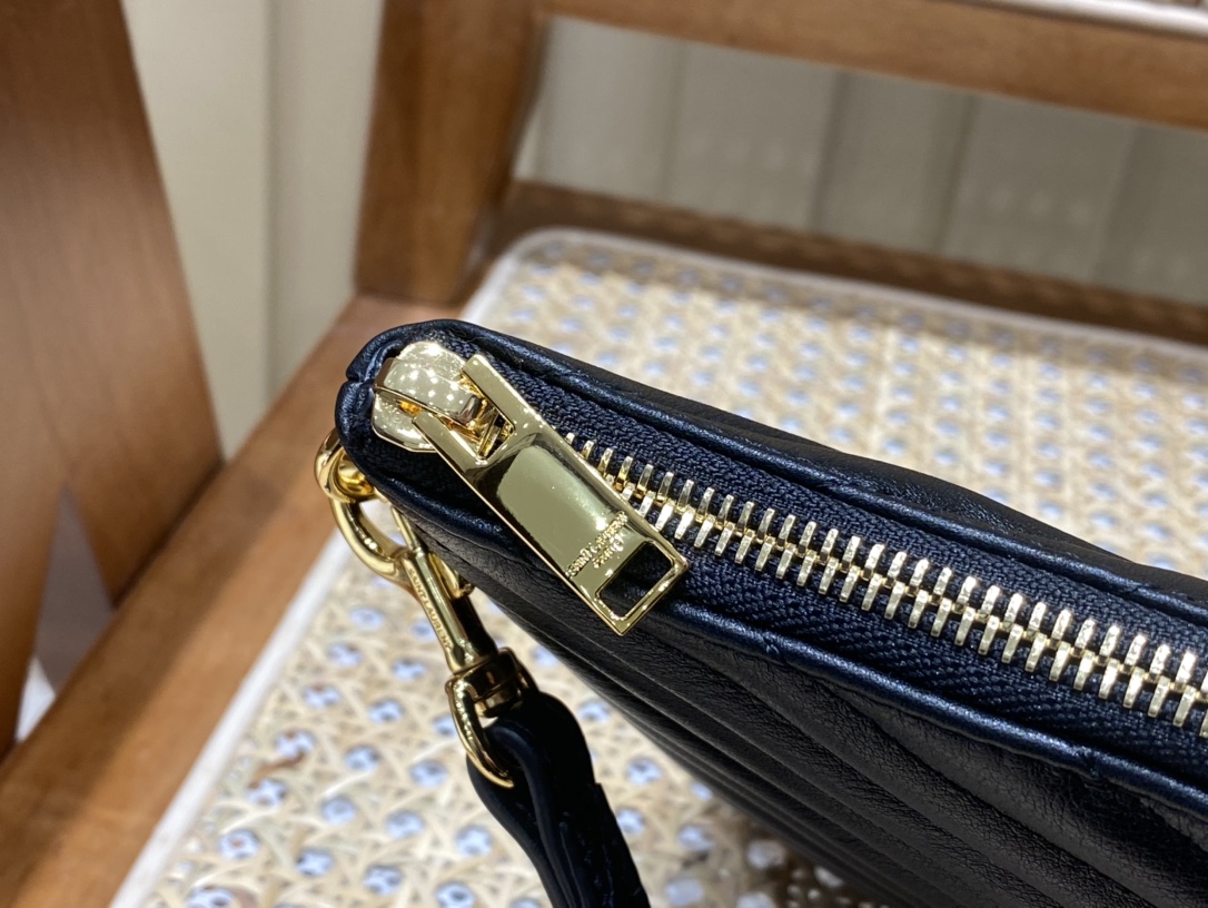 SAINT LAURENT 𝑴𝒐𝒏𝒐𝒈𝒓𝒂𝒎 𝑾𝒐𝒄  #559193