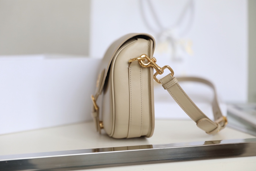 New beige ‼️ medium 𝙙𝙞𝙤𝙧 𝙗𝙤𝙗𝙗𝙗𝙮