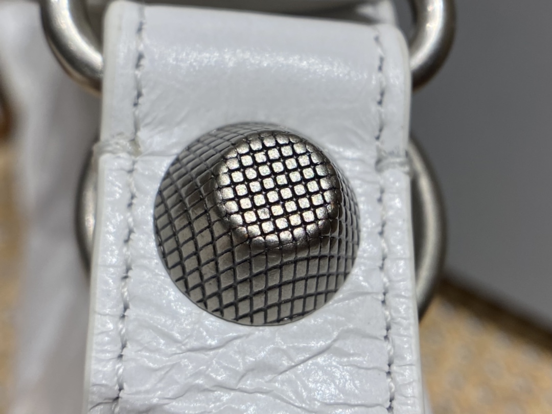 BALENCIAGA 𝐋𝐞 𝐂𝐚𝐠𝐨𝐥𝐞 Moon Bag