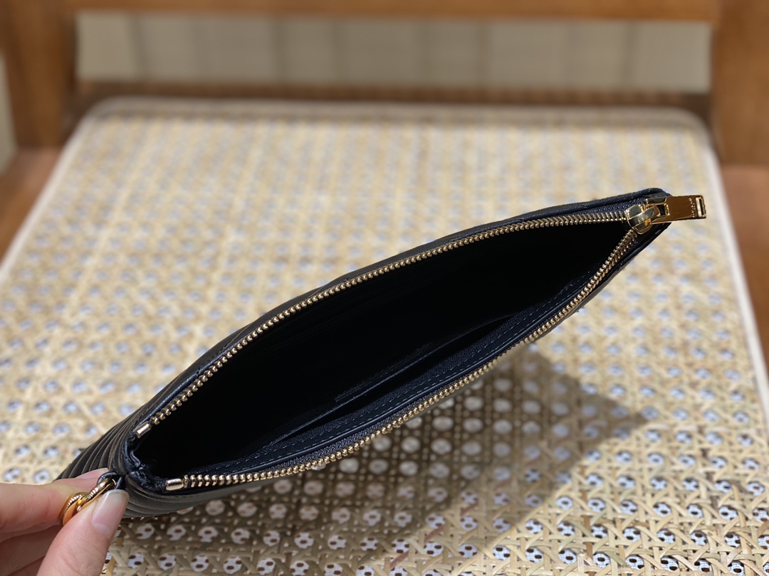 SAINT LAURENT 𝑴𝒐𝒏𝒐𝒈𝒓𝒂𝒎 𝑾𝒐𝒄  #379039