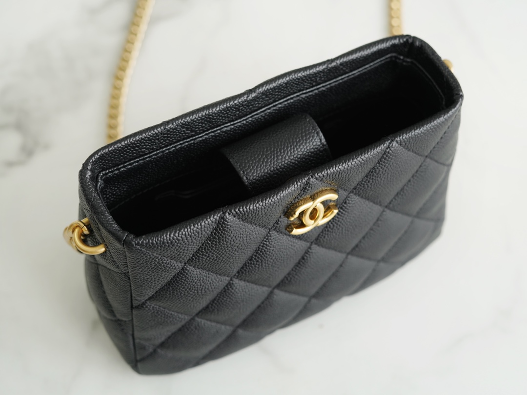 𝗖𝗛𝗔𝗡𝗘𝗟✦ 23P Spring Summer New Love adjustable buckle HoBo bag