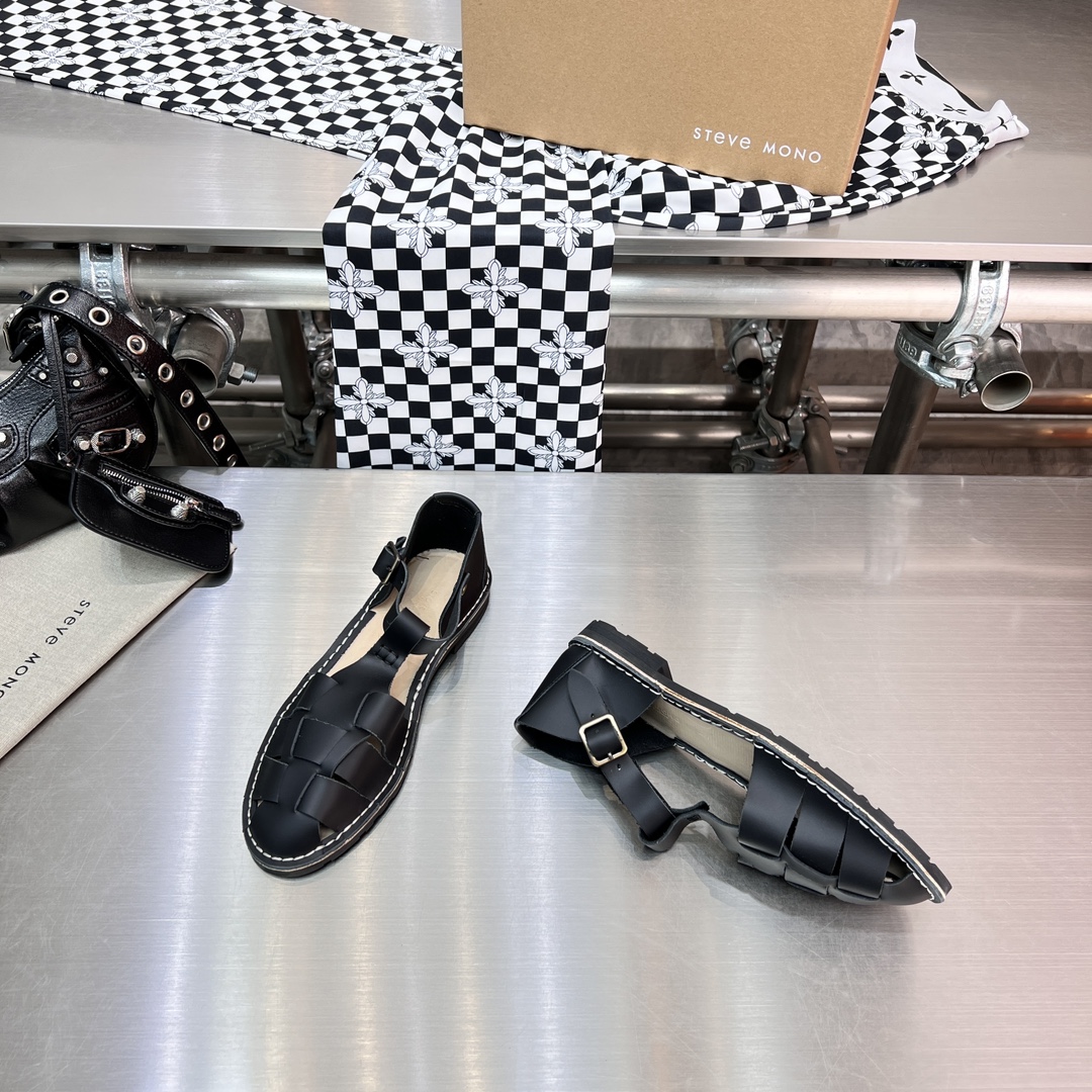 𝐒𝐭𝐞𝐯𝐞 𝐌𝐨𝐧𝐨｜𝟐𝟎𝟐𝟑𝐒𝐒/𝐧𝐞𝐰 A pair of fully handmade sandals using Goodyear practices