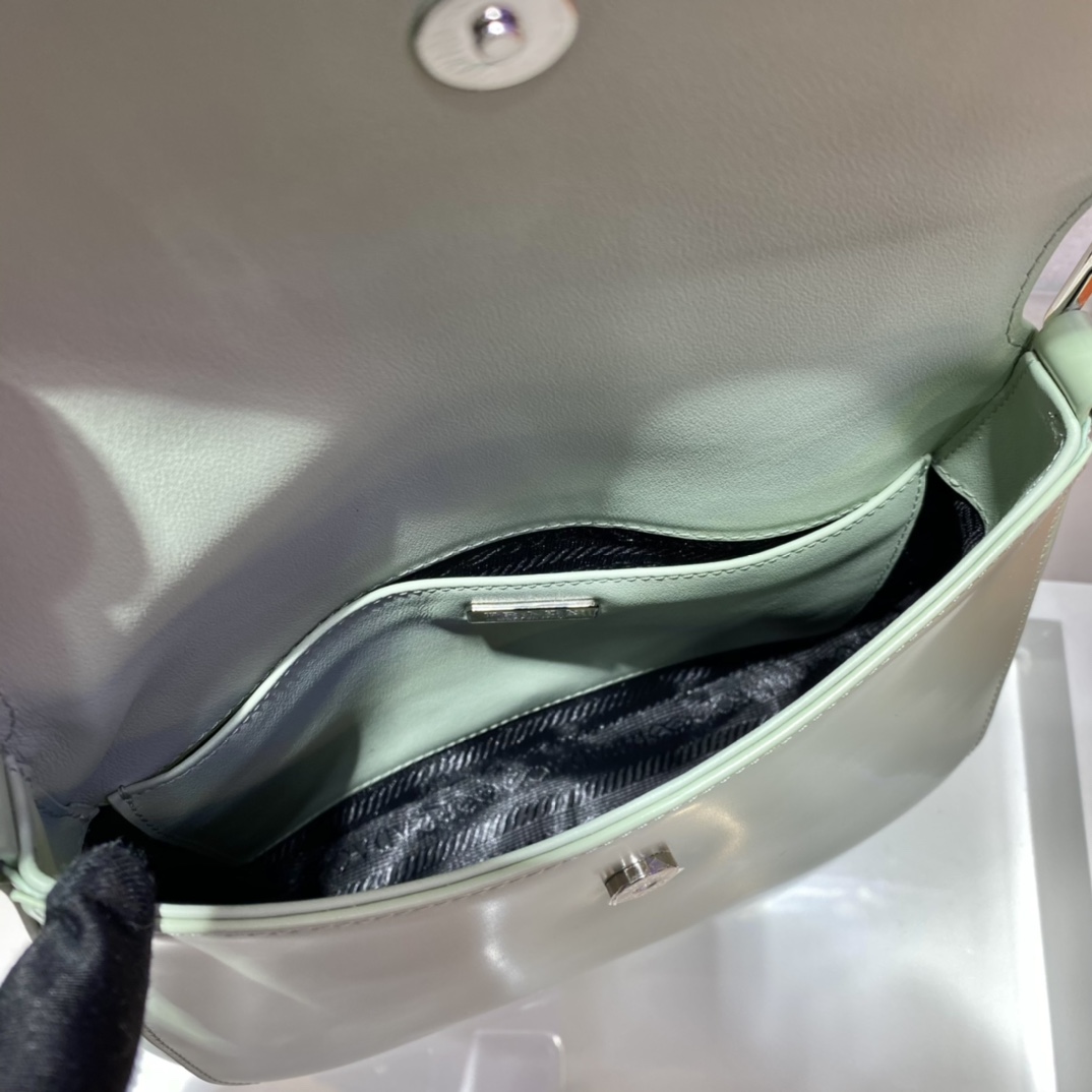 𝐏𝐑𝐀𝐃𝐀 Large flap w/ double shoulder strap 1BD303