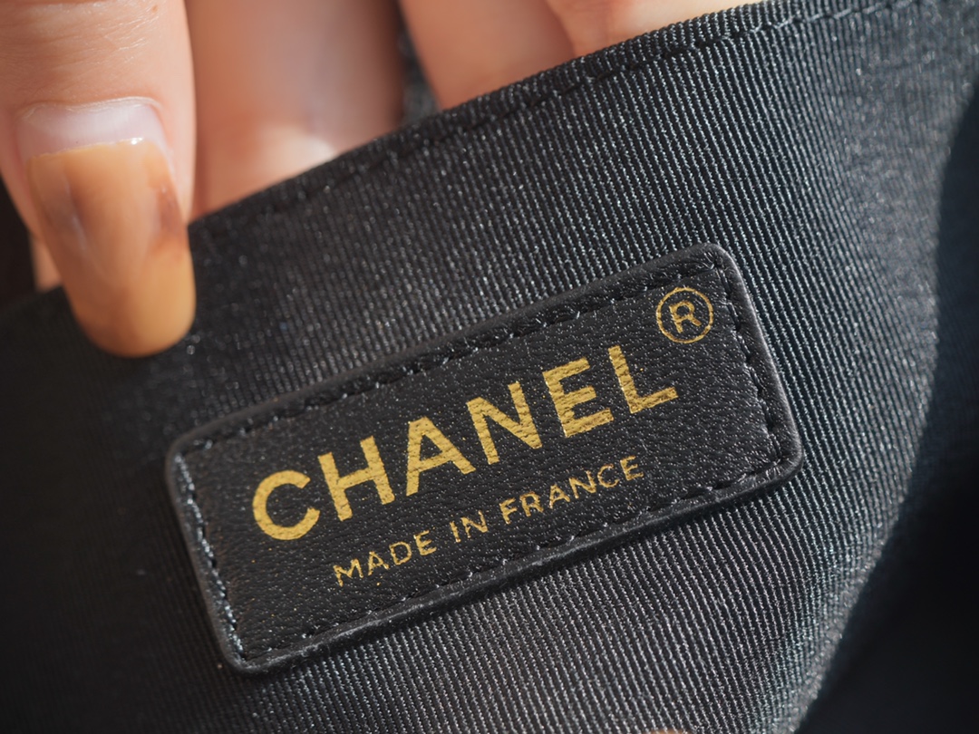 𝗖𝗵𝗮𝗻𝗲𝗹 𝗟𝗲𝗯𝗼𝘆 Imported custom caviar calfskin:Large ball pattern Small Black Gold