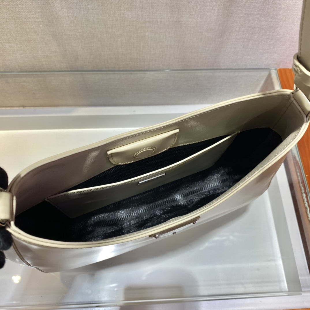 𝐏𝐑𝐀𝐃𝐀  Large Double Shoulder Strap Underarm Bag