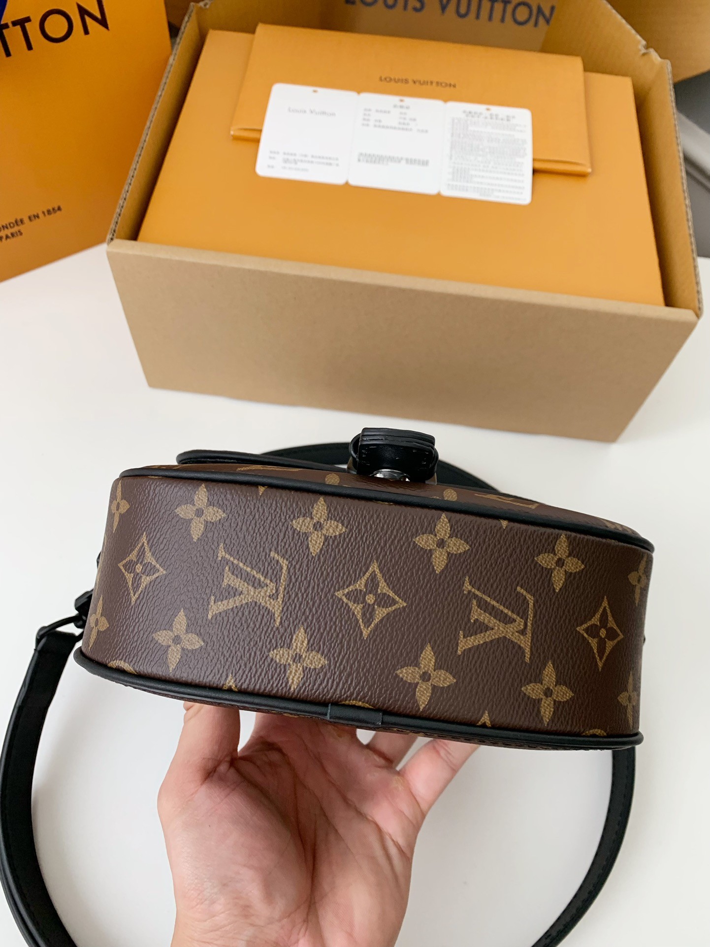 Louis Vuitton New season Montsouris Small Messenger Bag M47060 Size：20*17*7cm