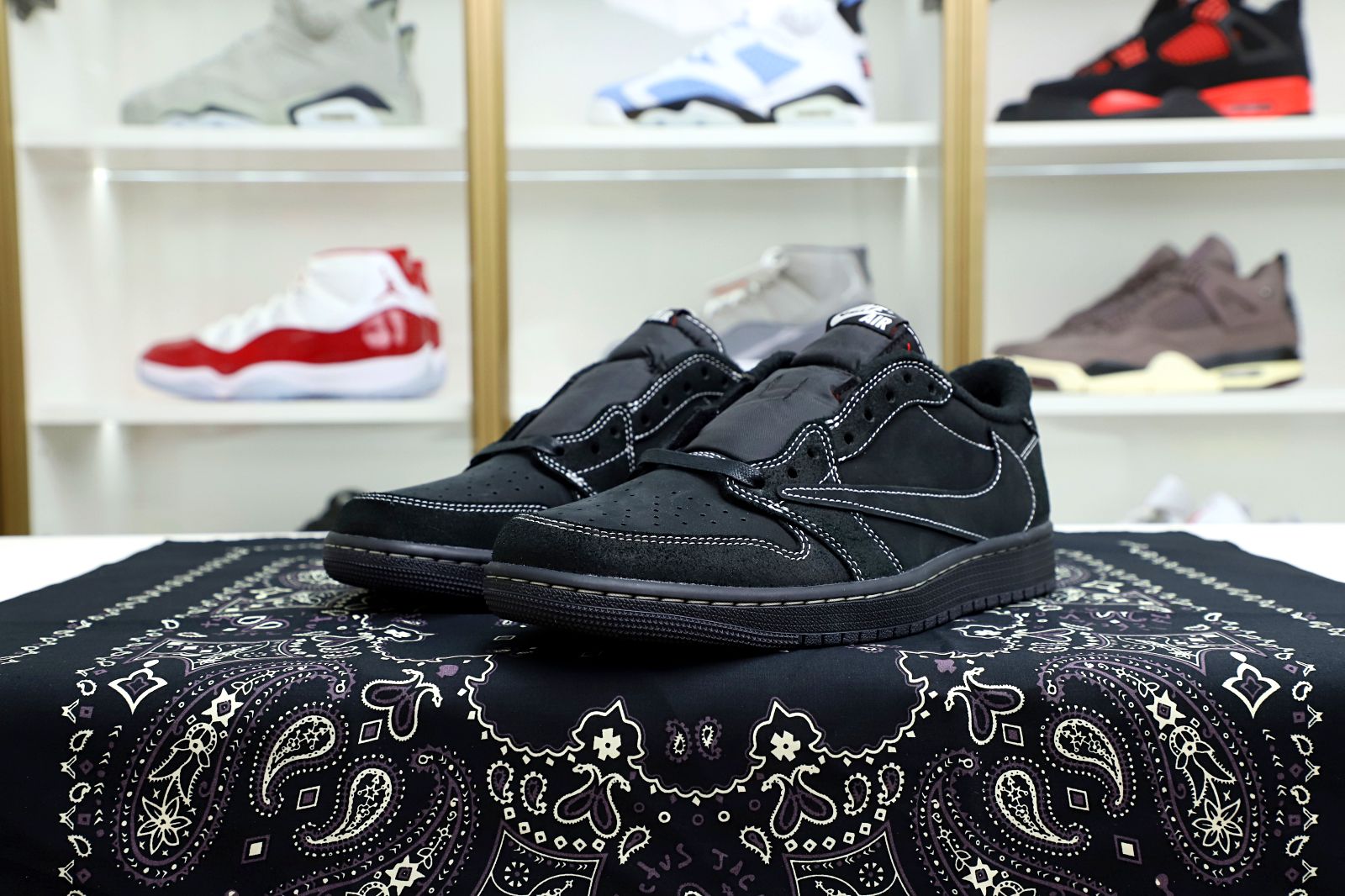 TRAVIS SCOTT X NIKE AIR JORDAN 1 LOW OG BLACK/PHANTOM