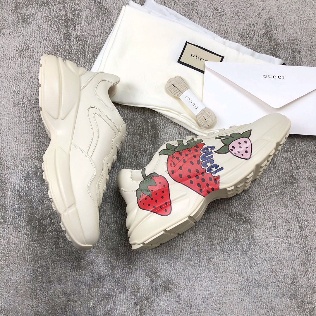 Gucci Pops This collection has a lot of flora and fauna elements Original material