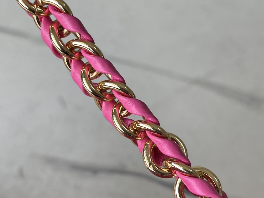 𝐋𝐎𝐔𝐈𝐒 𝐕𝐔𝐈𝐓𝐓𝐎𝐍    M82232