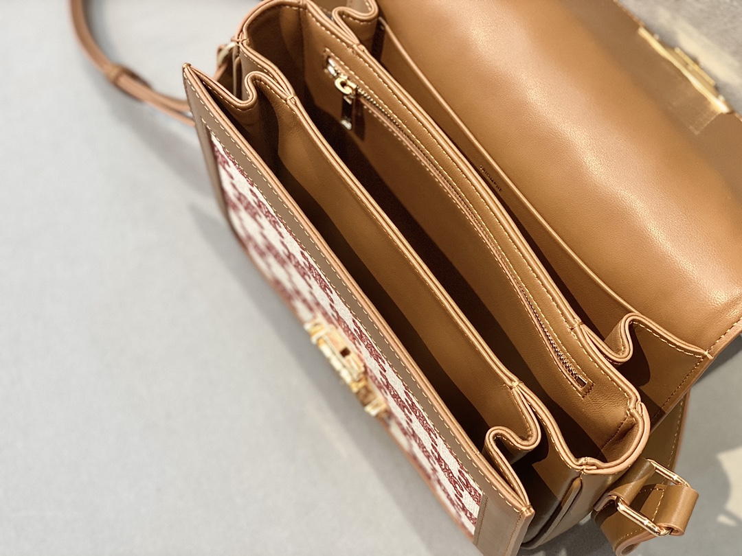 𝐂𝐞𝐥𝐢𝐧𝐞 Triomphe Medium 22.5cm