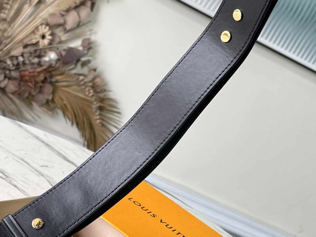 𝐋𝐎𝐔𝐈𝐒 𝐕𝐔𝐈𝐓𝐓𝐎𝐍     J02465