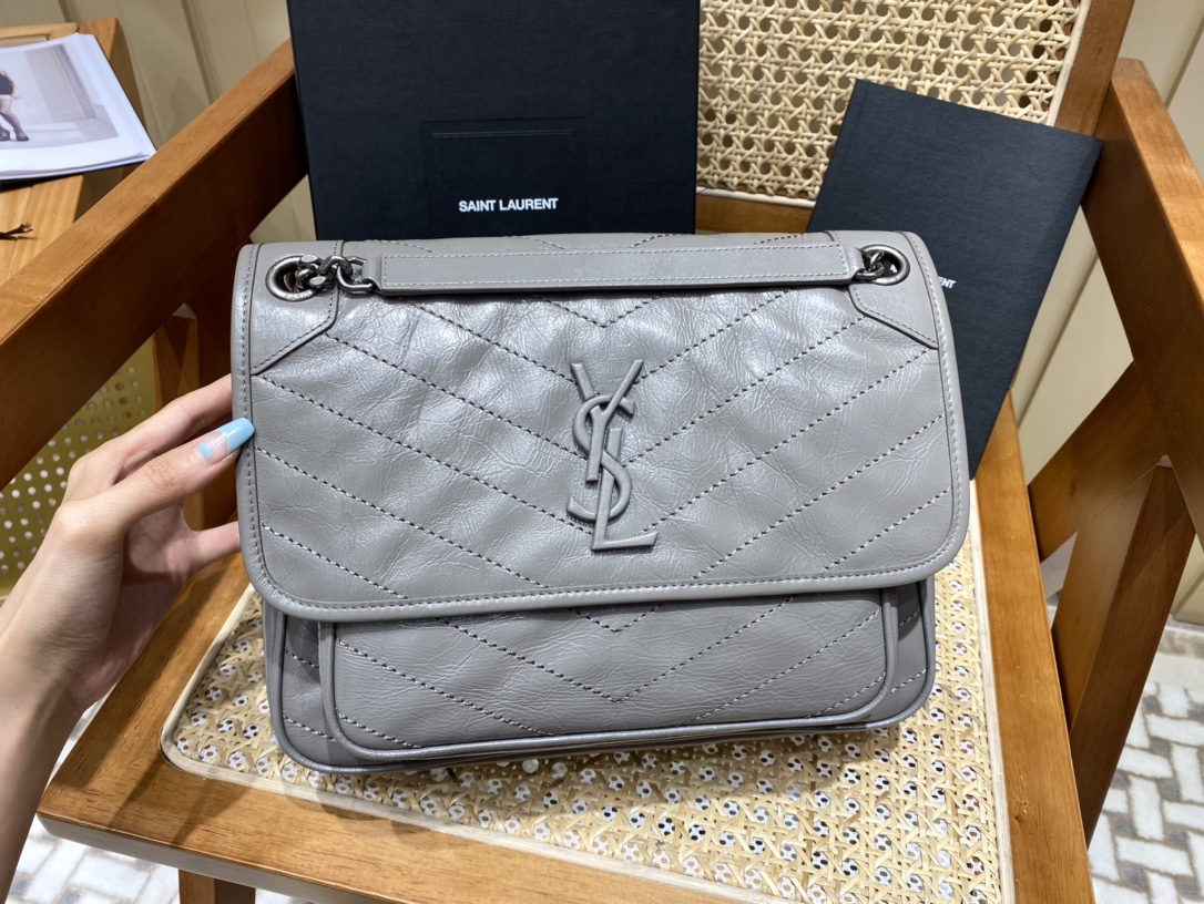 SAINT LAURENT  𝐍𝐢𝐤𝐢 28𝐜𝐦 #633158