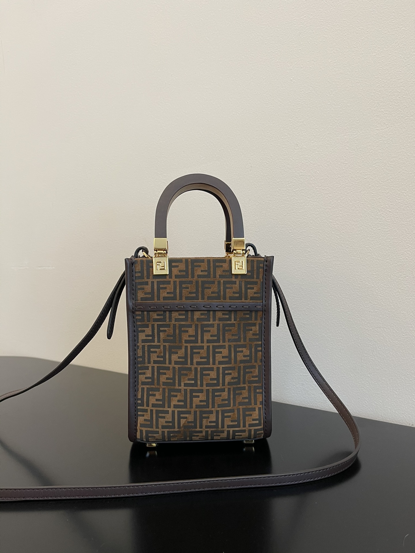 FENDI's latest suede fabric tortoiseshell portable crossbody cute