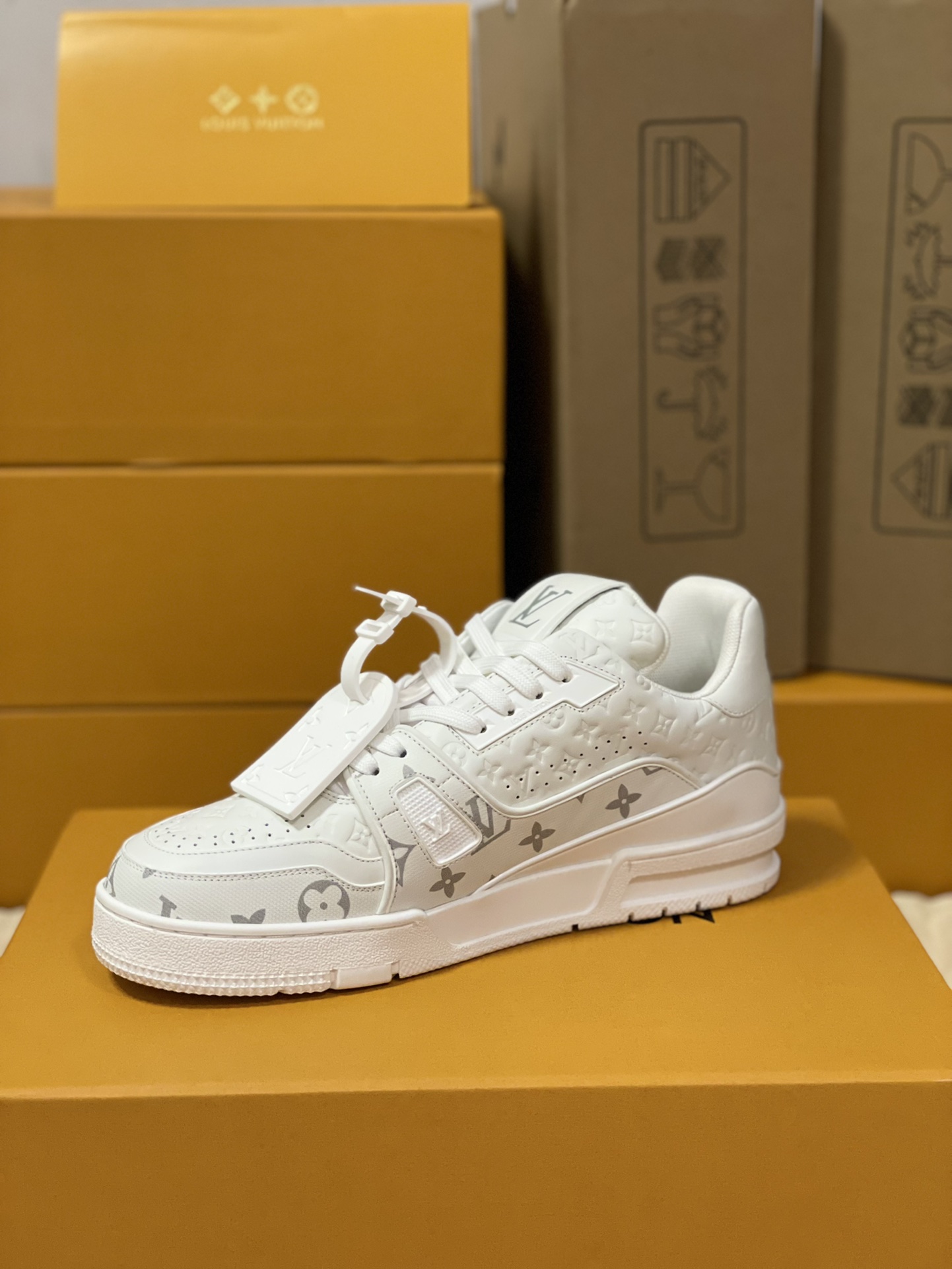 Louis Vuitton Trainer Sneakers Couple Model LD 0727