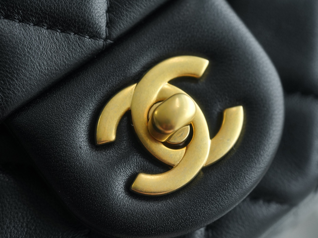 𝗖𝗛𝗔𝗘𝗡𝗟✦ 𝟐𝟑𝐂Metal Ball Square Fatty Black🖤