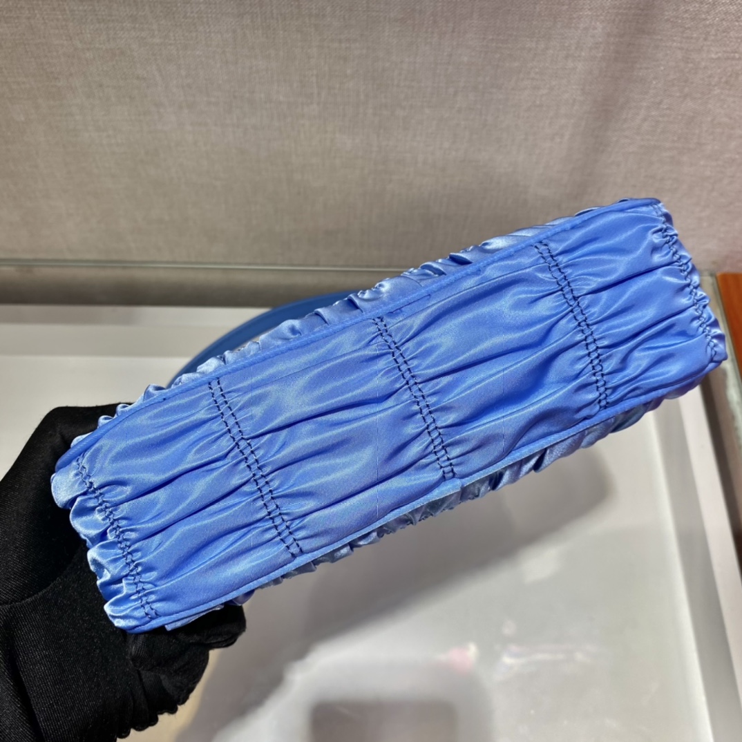 𝐏𝐑𝐀𝐃𝐀 nylon crinkle Hobo underarm bag