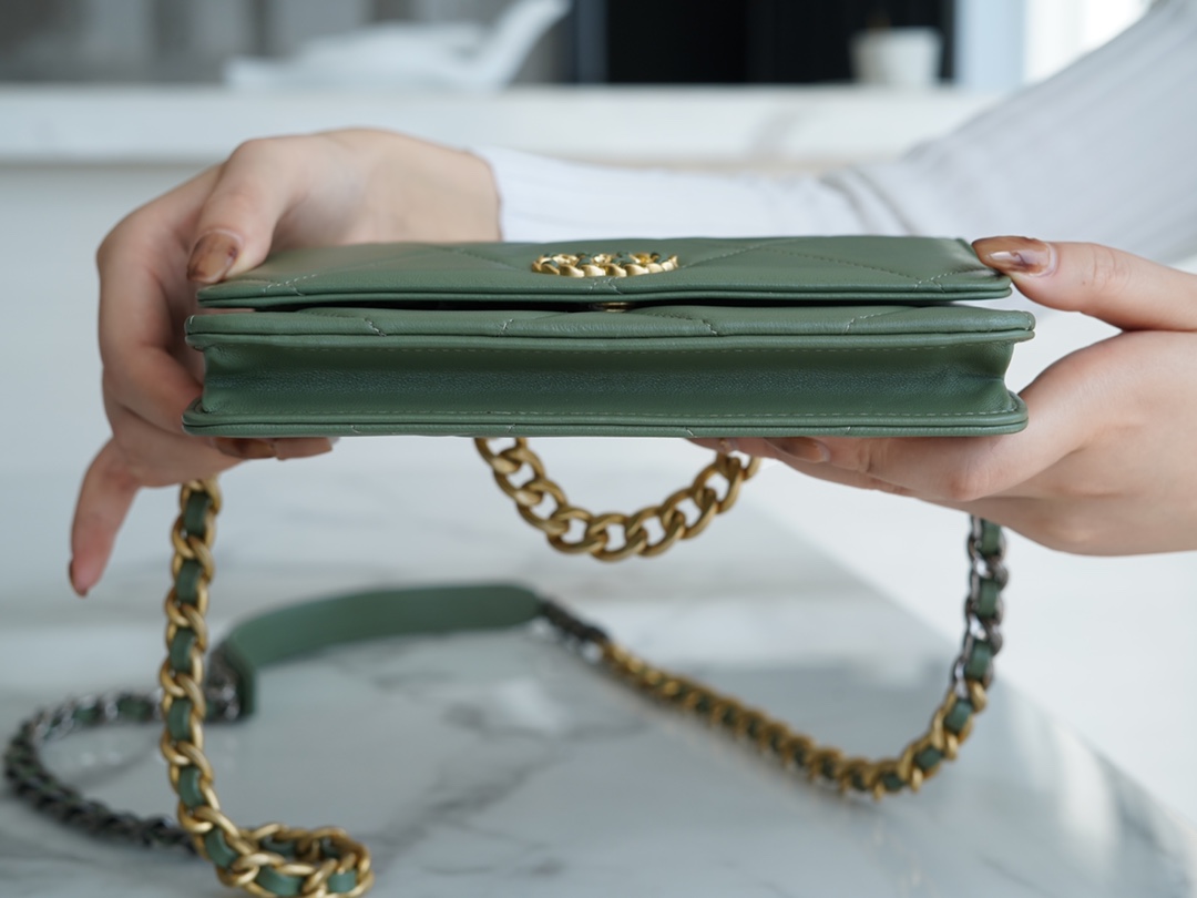 Chanel 19 bag 𝑾𝒐𝒄22C gold buckle matcha green