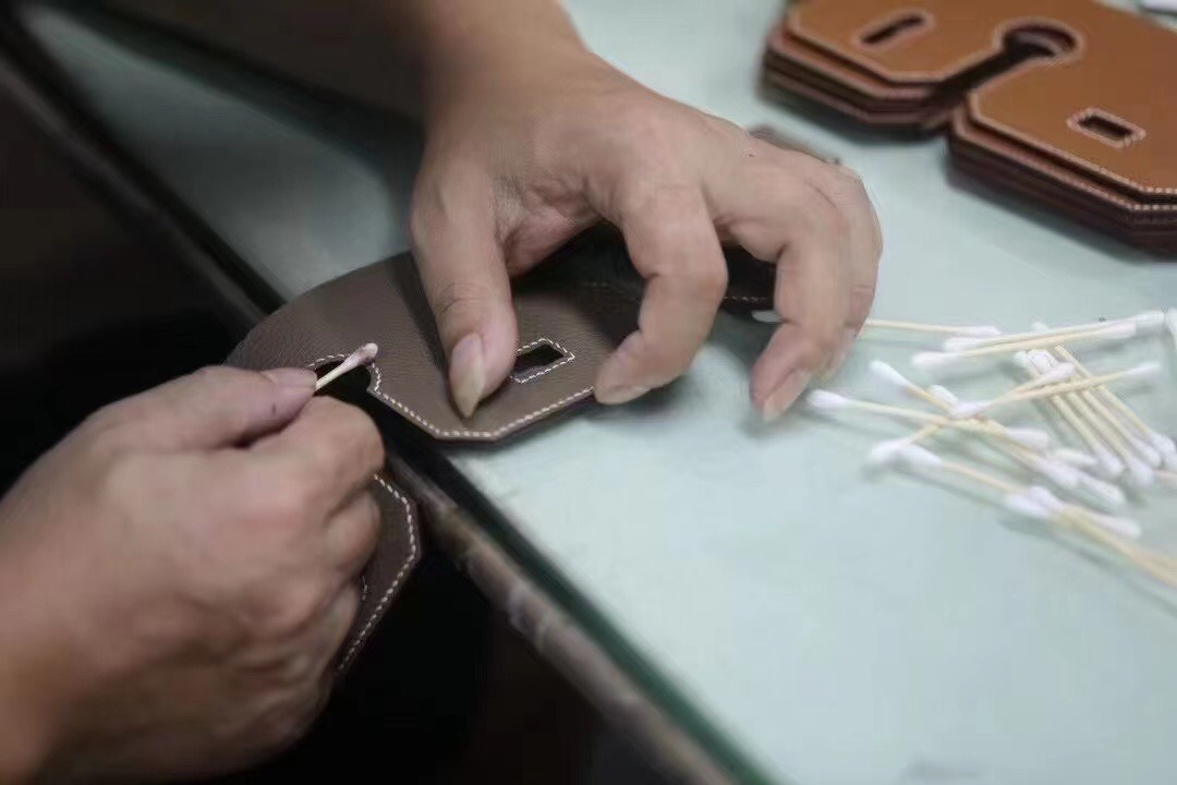 Hermes bag making process：Many special packages need to be completed by customization For example, H