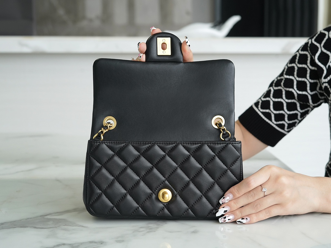 𝗖𝗛𝗔𝗘𝗡𝗟✦ 23C metal ball 𝑴𝒊𝒏𝒊 genuine leather black 🖤