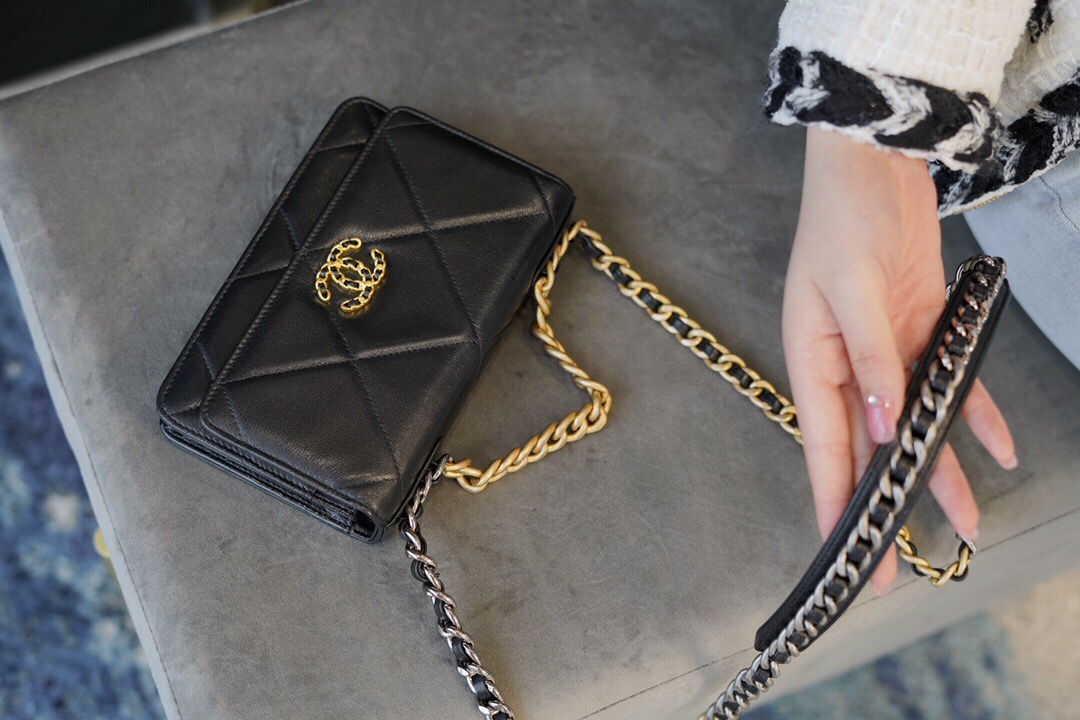 CHANEL 19Bag 𝑾𝒐𝒄 22C black gold buckle