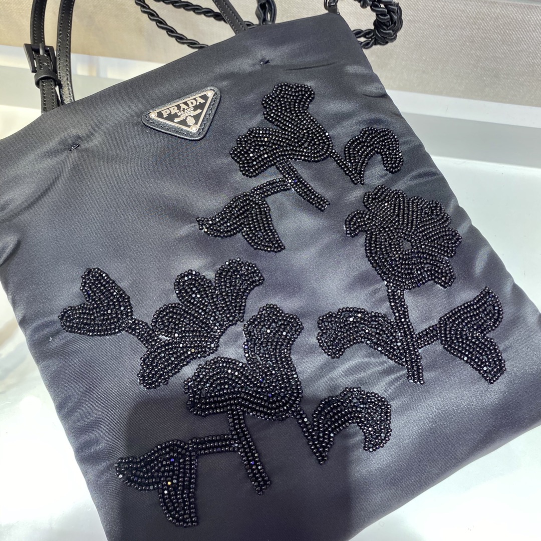 𝐏𝐑𝐀𝐃𝐀 Limited embroidery