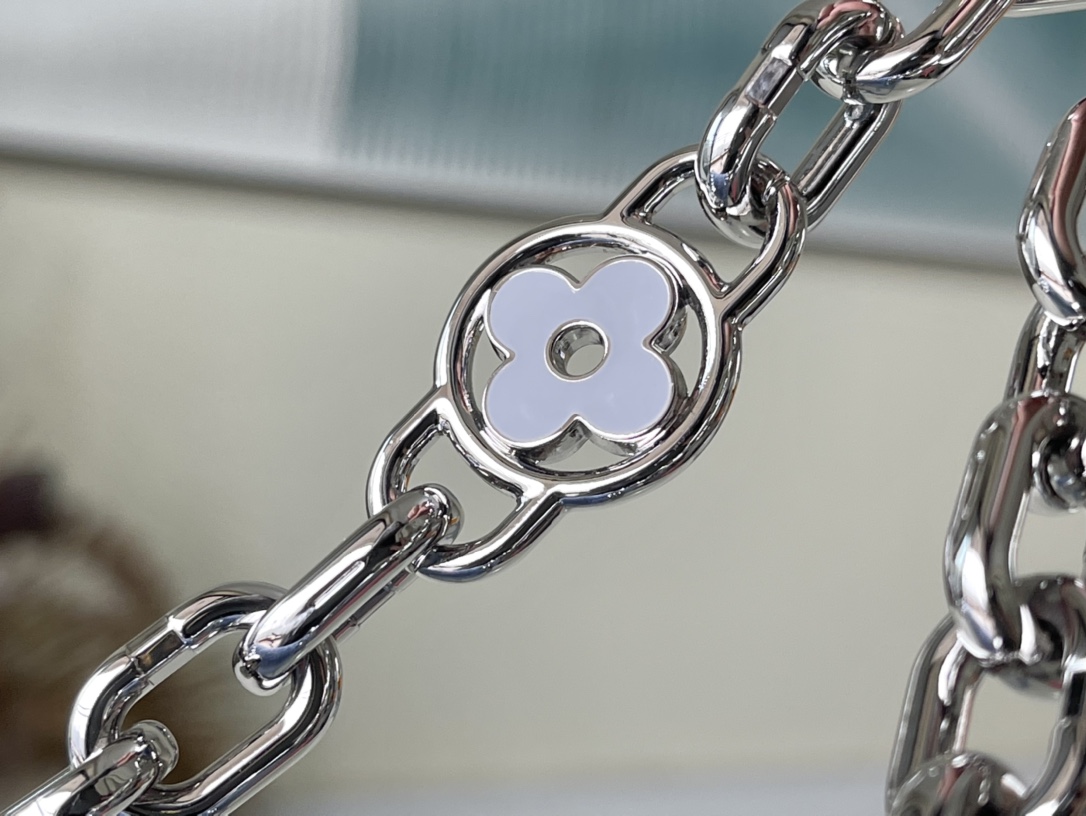 𝐋𝐎𝐔𝐈𝐒 𝐕𝐔𝐈𝐓𝐓𝐎𝐍    M21040