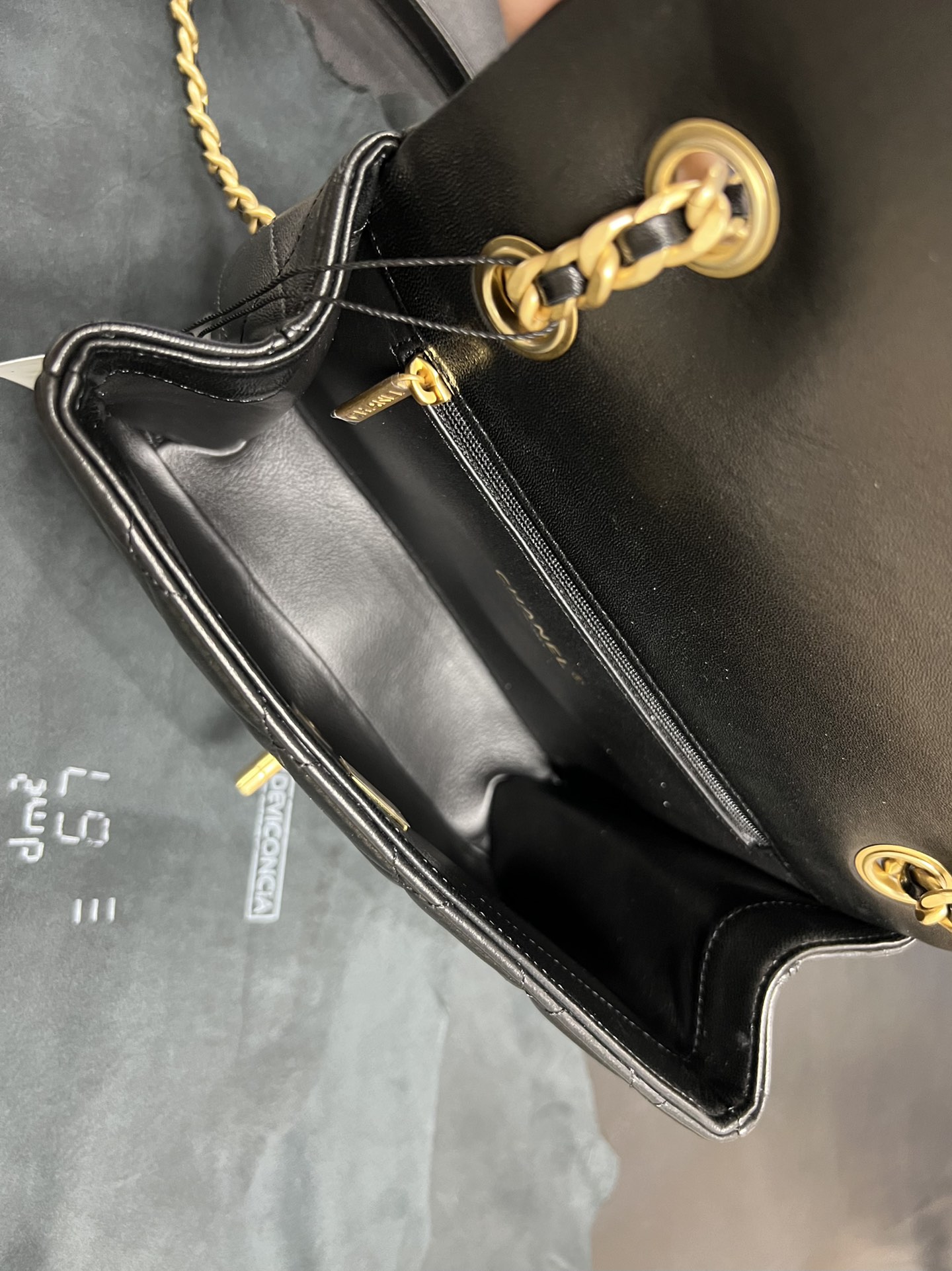 𝗖𝗛𝗔𝗡𝗘𝗟✦ 23p Letter Chain Mouth Flap Bag Genuine Leather