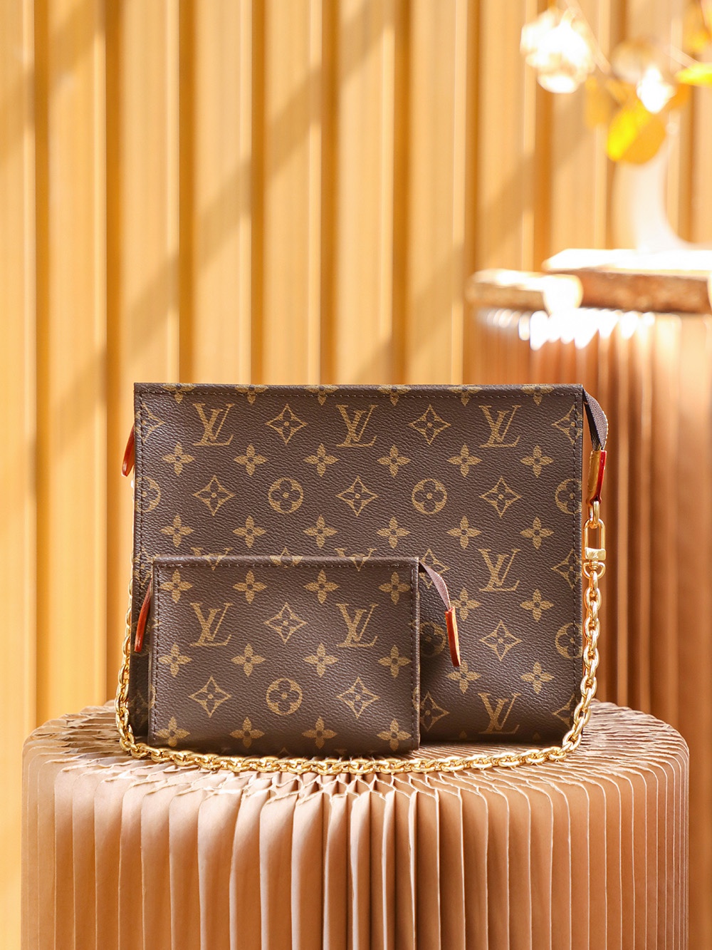 Louis Vuitton 𝐓𝐎𝐈𝐋𝐄𝐓𝐑𝐘 𝟐𝟔 new wash bag #M81412