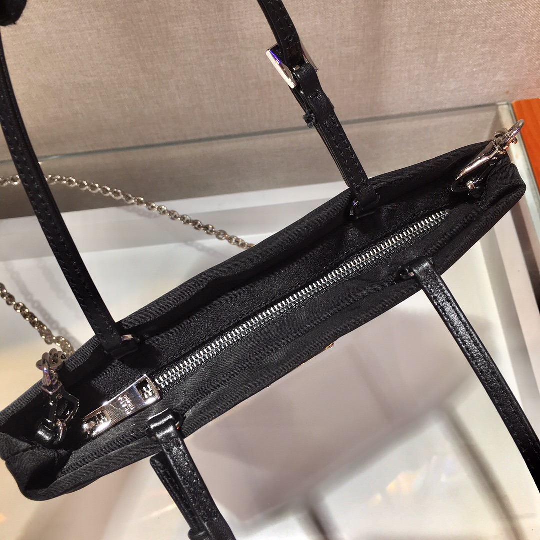 𝐏𝐑𝐀𝐃𝐀 New handbag 1BA252