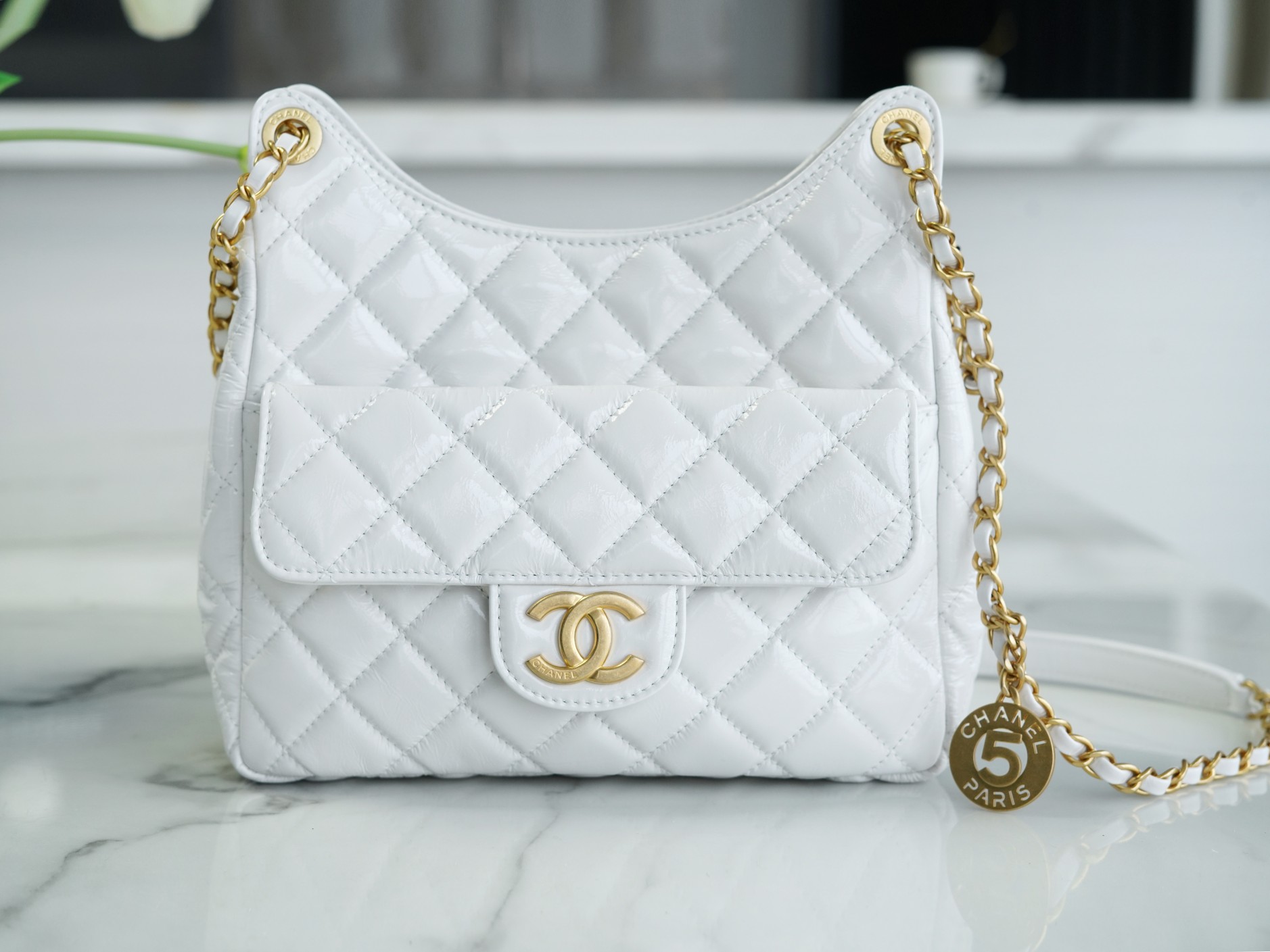 𝗖𝗛𝗔𝗡𝗘𝗟✦23𝑪 Early Spring Resort Collection Bright crinkled calfskin and gold metal Wave bag Medium White