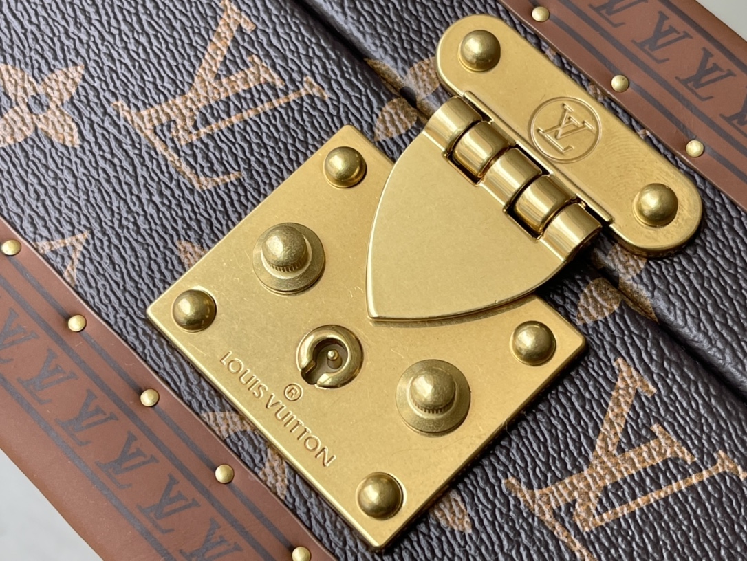 𝐋𝐎𝐔𝐈𝐒 𝐕𝐔𝐈𝐓𝐓𝐎𝐍     M47641