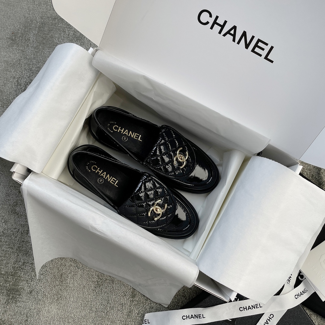 CHANEL a little retro with a flip-flop design through the dye leather sole