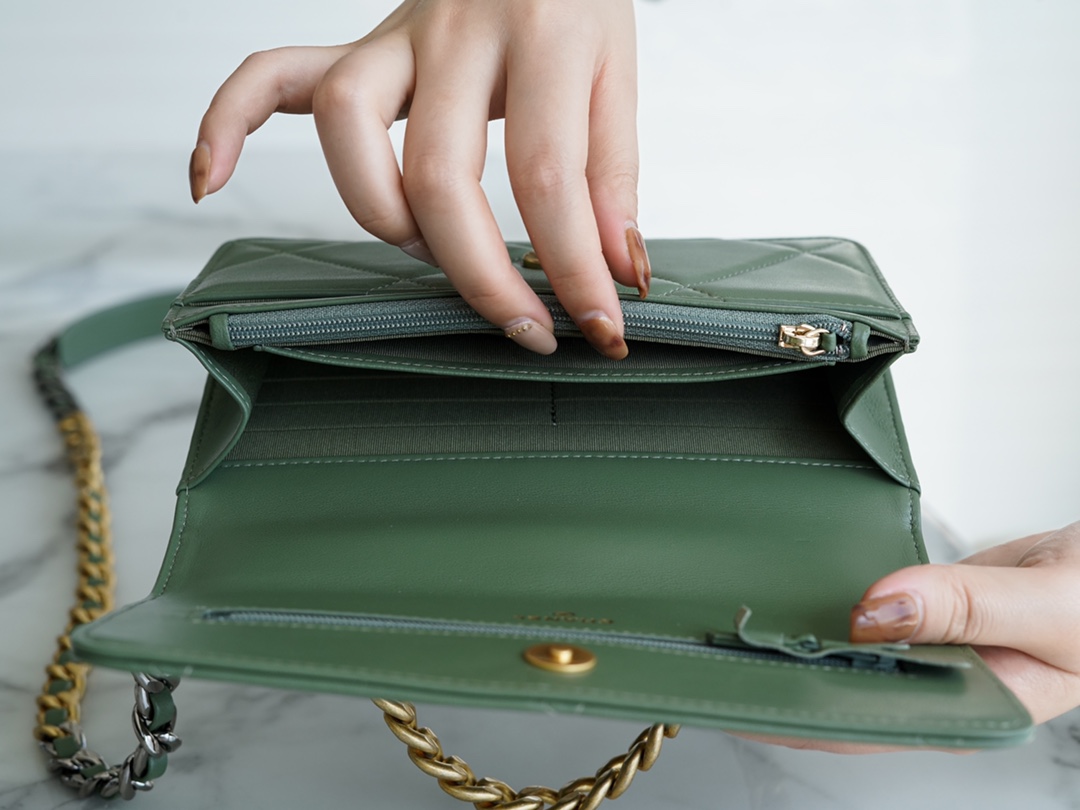 Chanel 19 bag 𝑾𝒐𝒄22C gold buckle matcha green