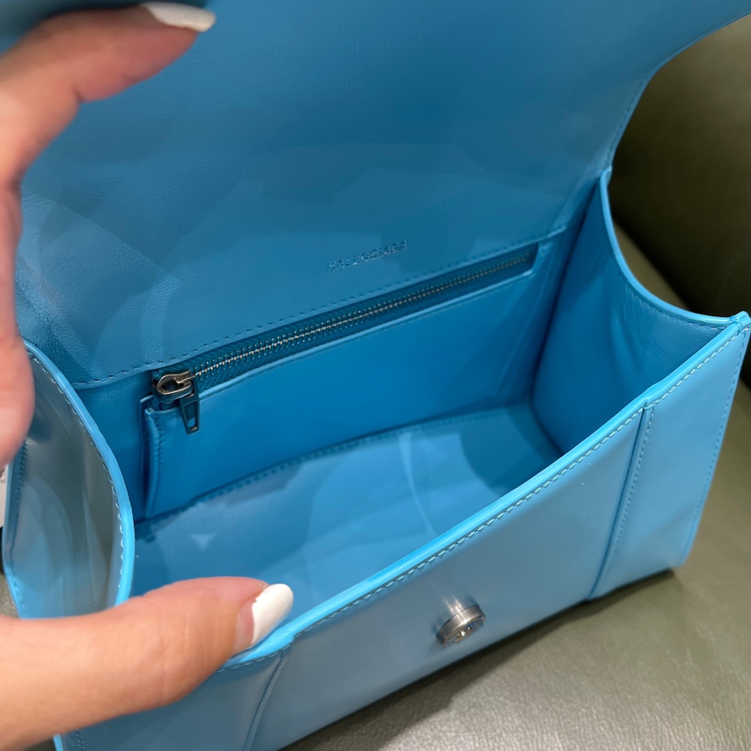 BALENCIAGA 𝐇𝐨𝐮𝐫𝐠𝐥𝐚𝐬𝐬 𝐒 The hourglass bag of the fashion world