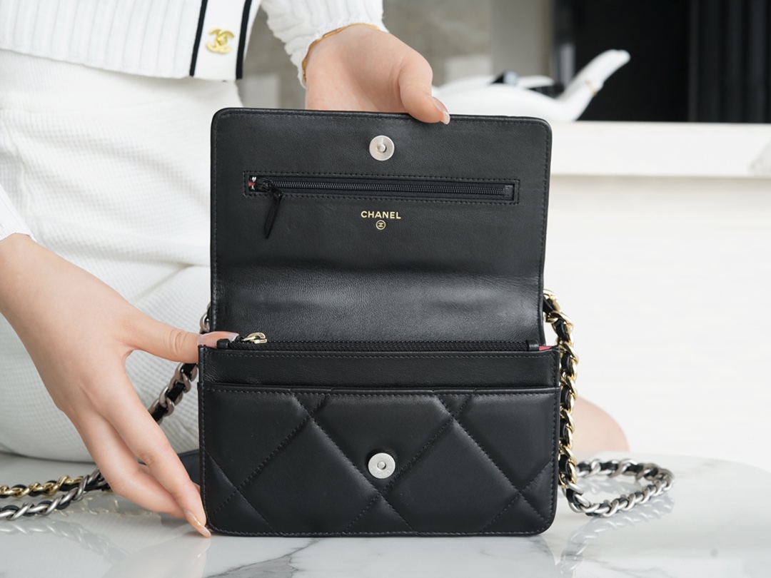 CHANEL 19Bag 𝑾𝒐𝒄 22C black with silver buckle