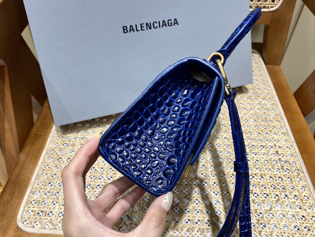 BALENCIAGA 𝐇𝐨𝐮𝐫𝐠𝐥𝐚𝐬𝐬 𝐗𝐒 crocodile-textured cowhide