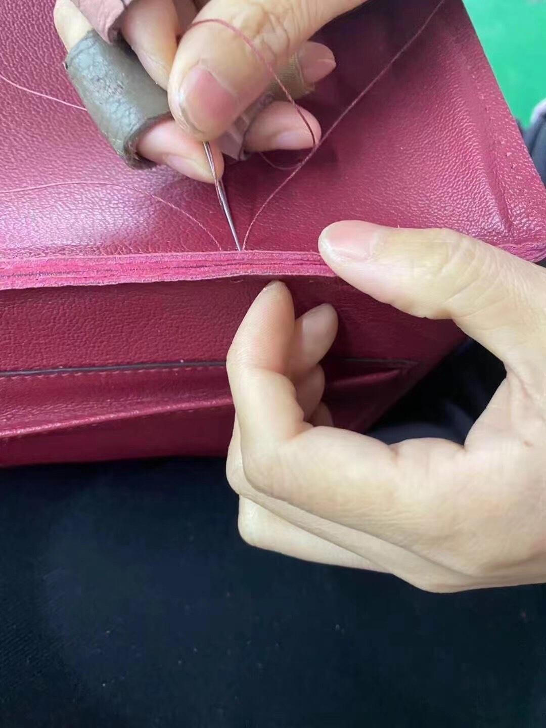 Hermes bag making process：One stitch is handmade to straighten the side of the bag and looks great.