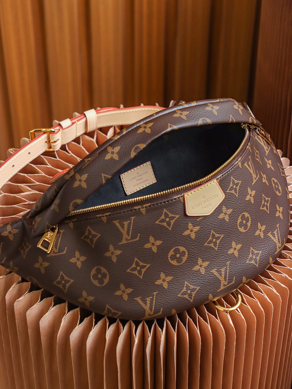 Louis Vuitton 𝐁𝐔𝐌𝐁𝐀𝐆 Belt Bag Series #M43644#