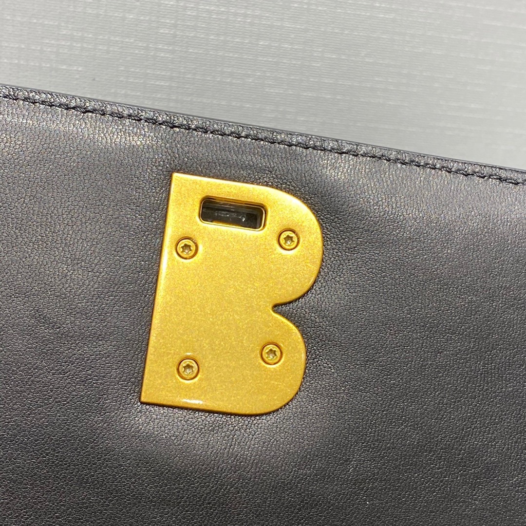 BALENCIAGA 𝘀𝗺𝗮𝗹𝗹 𝗯𝗮𝗴 𝗯𝗮𝗴 Black gold buckle with crocodile pattern