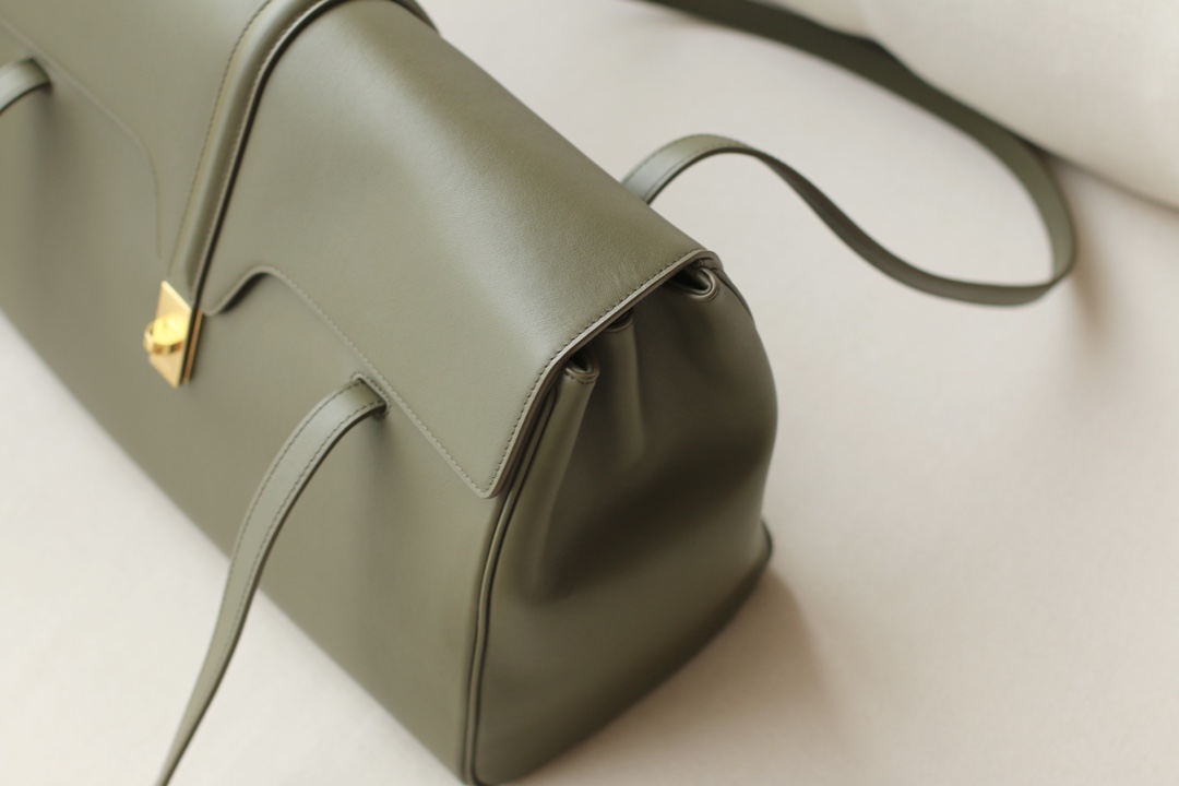 𝐂𝐞𝐥𝐢𝐧𝐞 soft 16 large soft bag in smooth calfskin