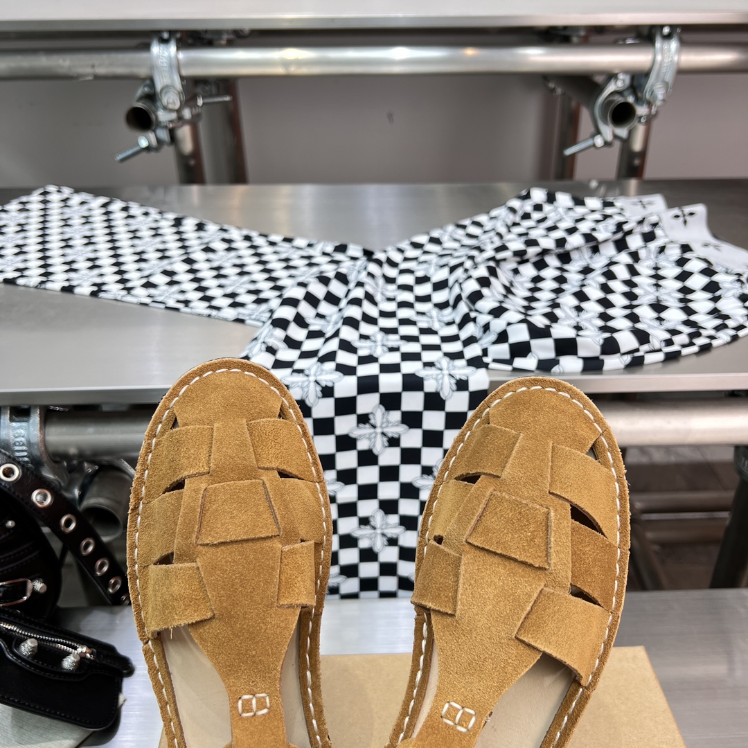 𝐒𝐭𝐞𝐯𝐞 𝐌𝐨𝐧𝐨｜𝟐𝟎𝟐𝟑𝐒𝐒/𝐧𝐞𝐰 A pair of fully handmade sandals using Goodyear practices