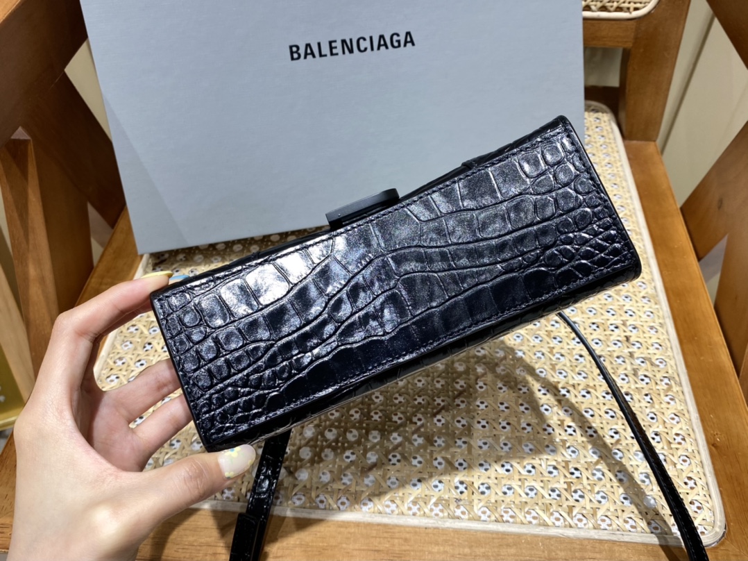 BALENCIAGA 𝐇𝐨𝐮𝐫𝐠𝐥𝐚𝐬𝐬 𝐗𝐒 crocodile-textured cowhide